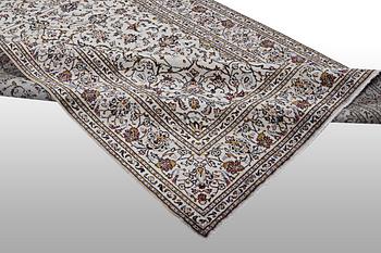 A carpet, Kashan, ca 295 x 194 cm.