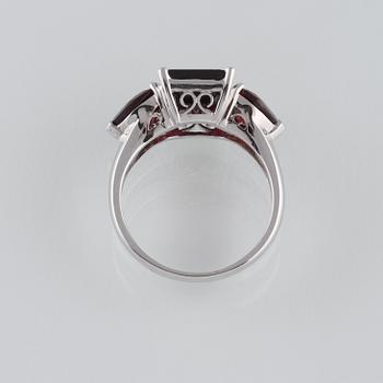 RING, 18K vitguld med fasettslipade granater ca 7.18 ct. Vikt 4,6 gram.