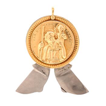 A 14K gold and steel medallion with knives.