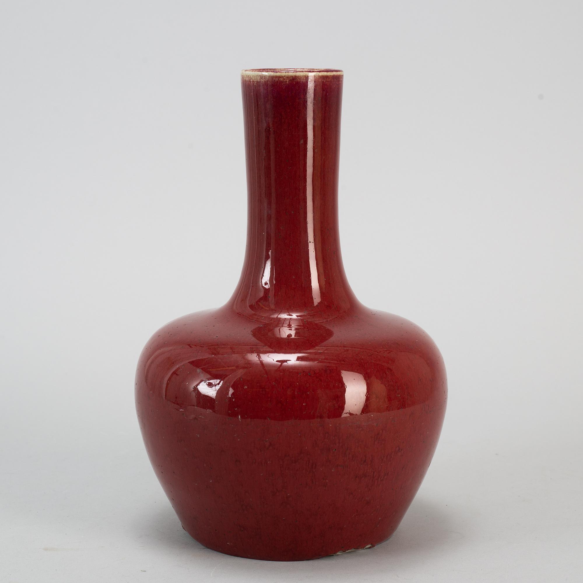 A sang de beuof porcelain vase, Qing dynasty, 19th century.