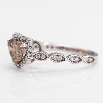 Ring, 14K vitguld, diamanter ca 1.41 ct totalt. IGI-certifikat.