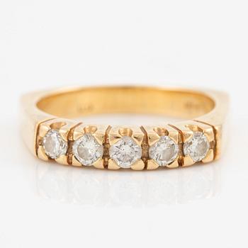 Ring, 18K guld med briljantslipade diamanter.