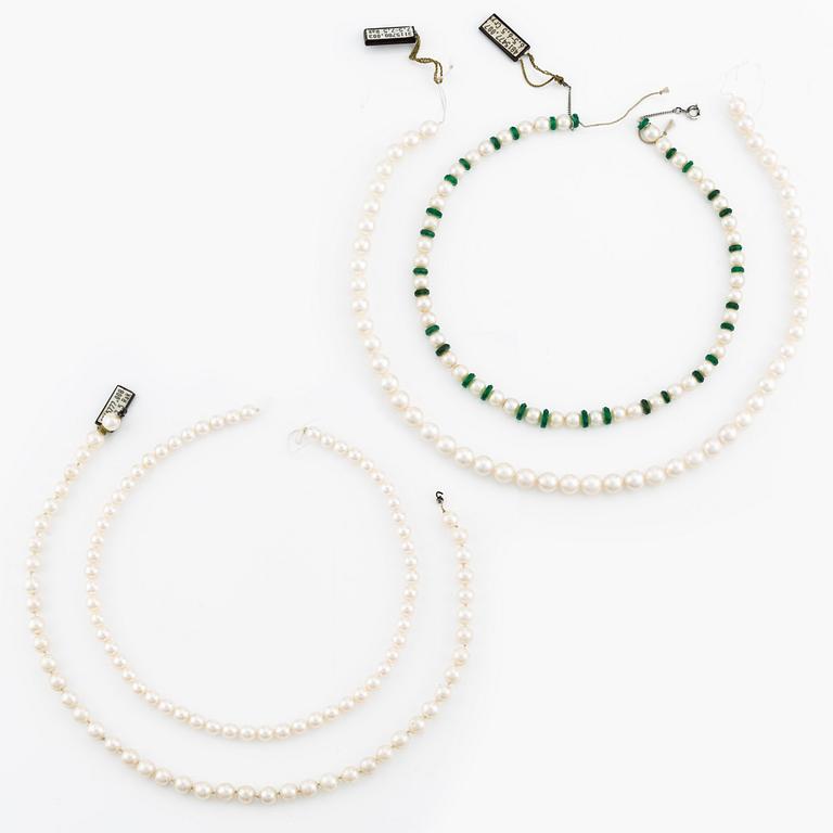 Four necklaces with cultured pearls and chrysoprase.