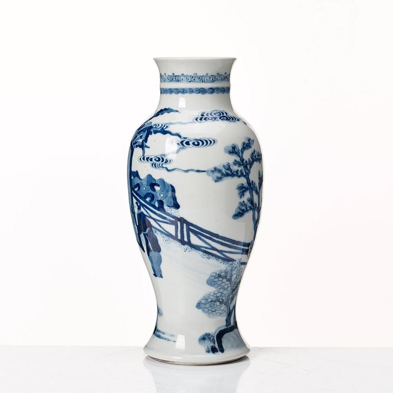 A blue and white vase, Qing dynasty, 19th Century.