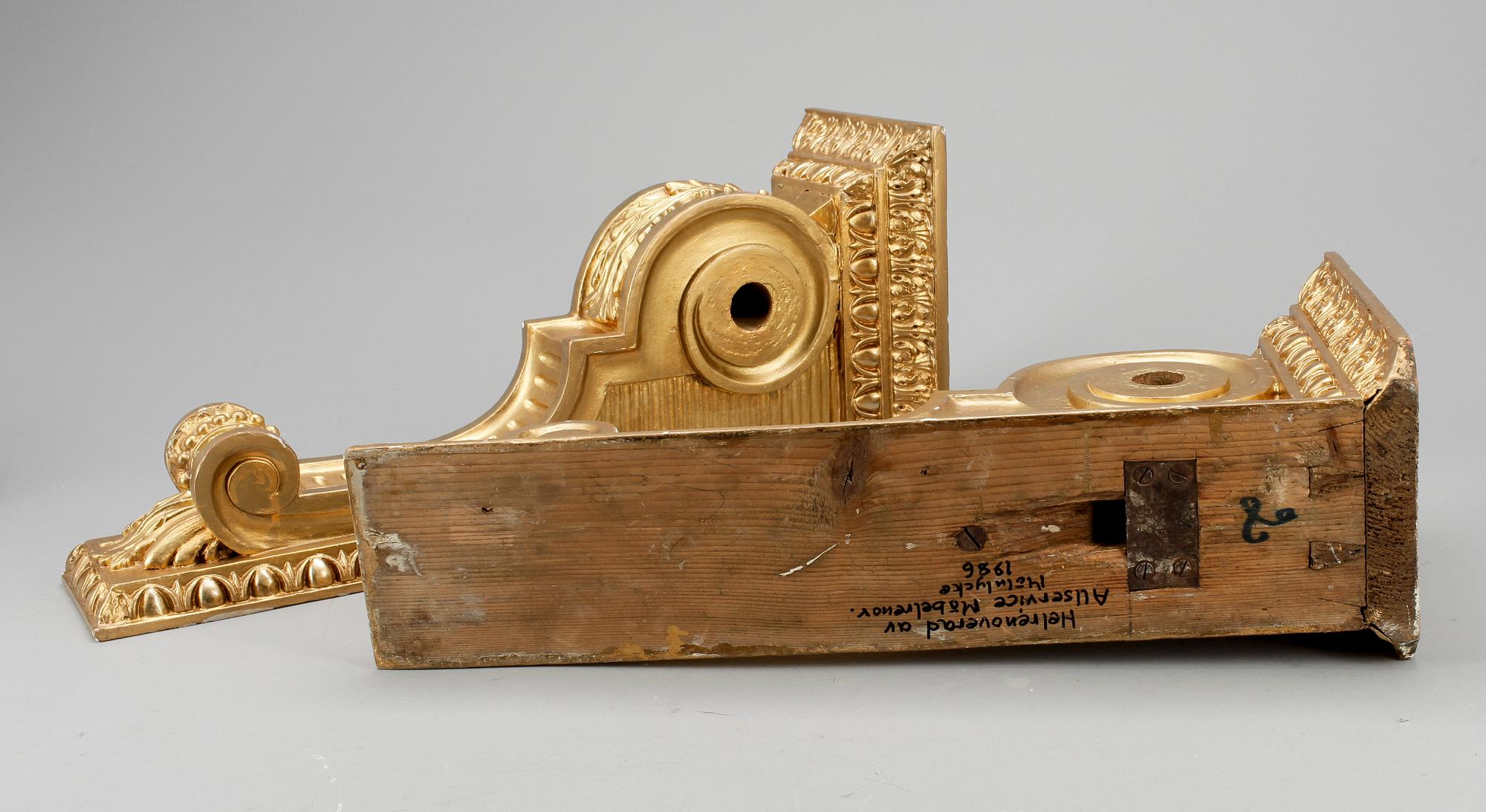 KONSOLER, ett par, 1900-tal.