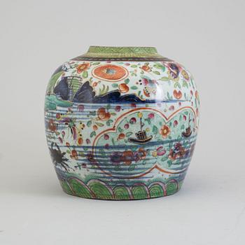 A blue and white and clobbered export porcelain jar, Qing dynasty, 19th century.