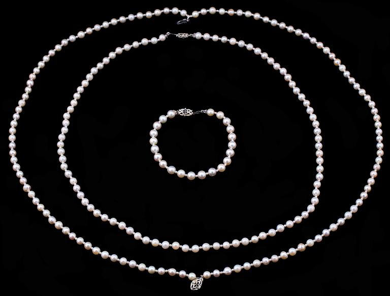 GARNITYR, pärlcollier 2 st samt pärlarmband, odlade saltvattenspärlor med silverlås.