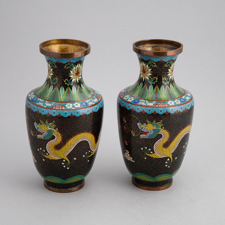 Vaser, ett par, cloissoné, Japan, 1900-tal.