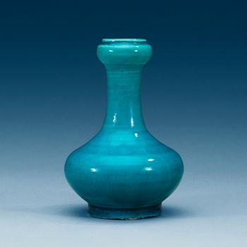 1659. A turquoise glazed vase, Qing dynasty.