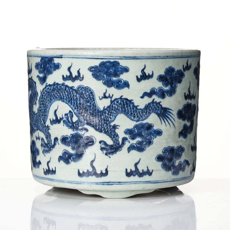 A blue and white Chinese censer, Qing dynasty, 19th Century.