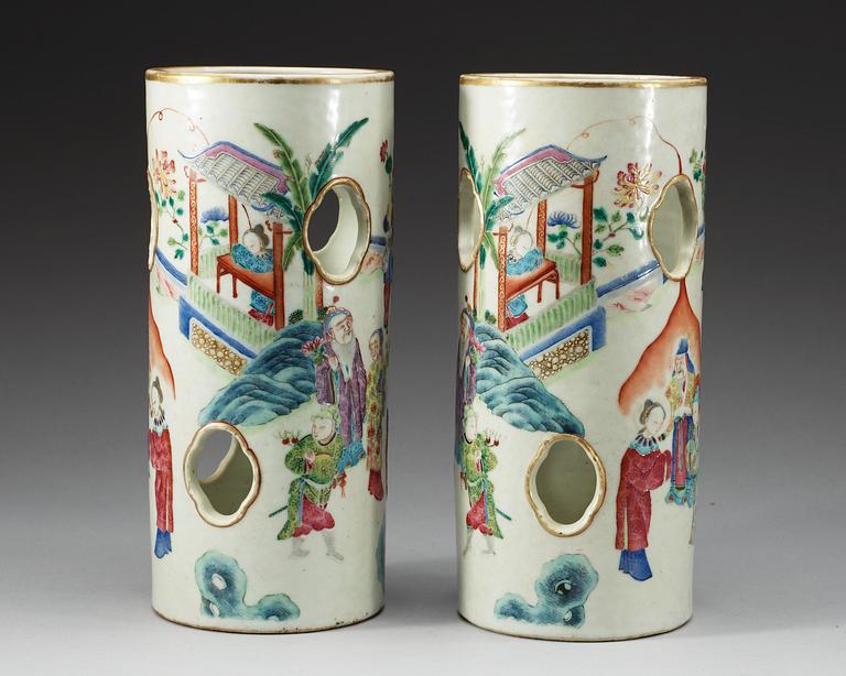 A pair of famille rose lanterns/hat stands, Qing dynasty, 19th Century.