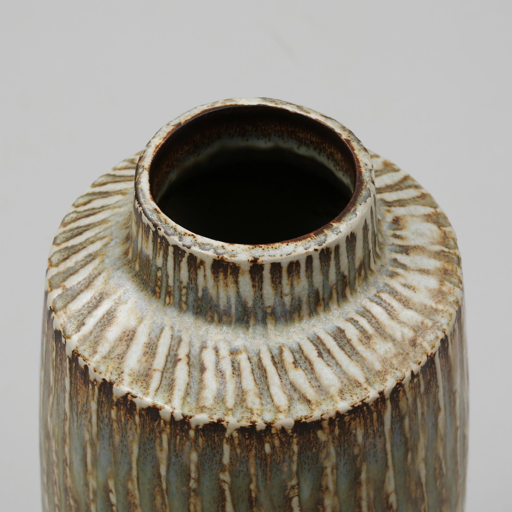 GOLVVAS, stengods, "Rubus", Gunnar Nylund, Rörstrand, 1900-talets andra hälft.