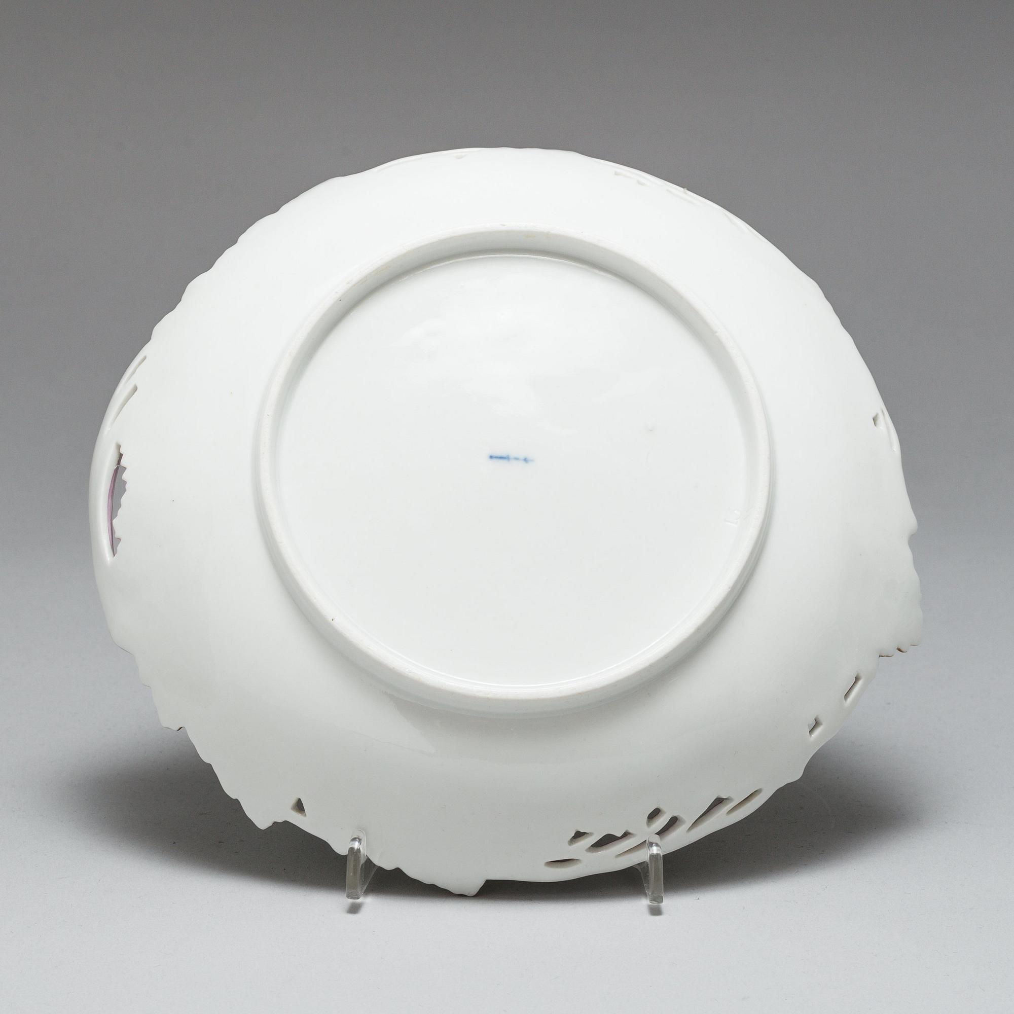 LÖVFAT, tre stycken, porslin. Berlin, omkring 1775.