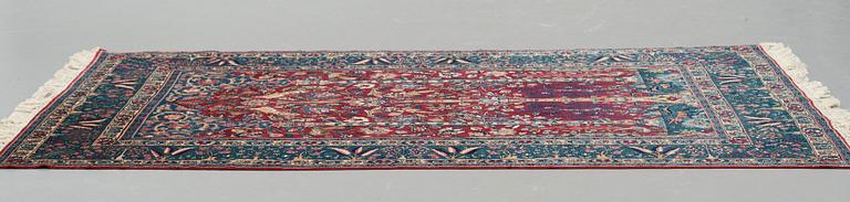 A rug, a semi-antique Esfahan figural part silk, ca 222-227,5 x 128-135,5 cm.