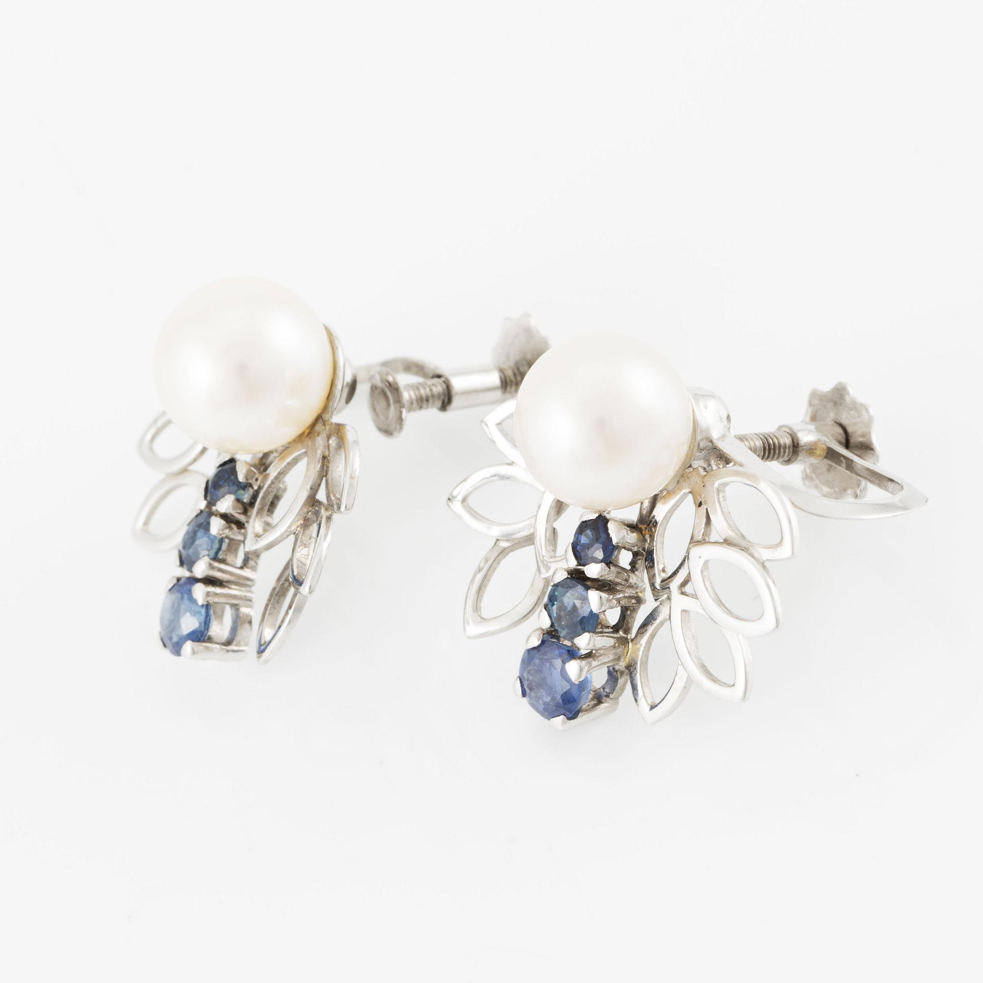 A pair of earrings in 18K gold with a cultured pearl.