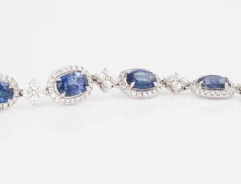 ARMBAND, med fasettslipade blå safirer ca 9.10 ct och briljantslipade diamanter ca ca 2.30 ct.