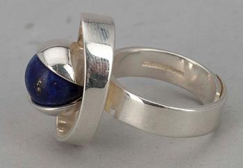 ELIS KAUPPI, RING, silver samt lapis lazuli, Eelis Kauppi, Kupittaan Kulta, Åbo, otydlig dat. Tot. vikt ca 9,7 gram.