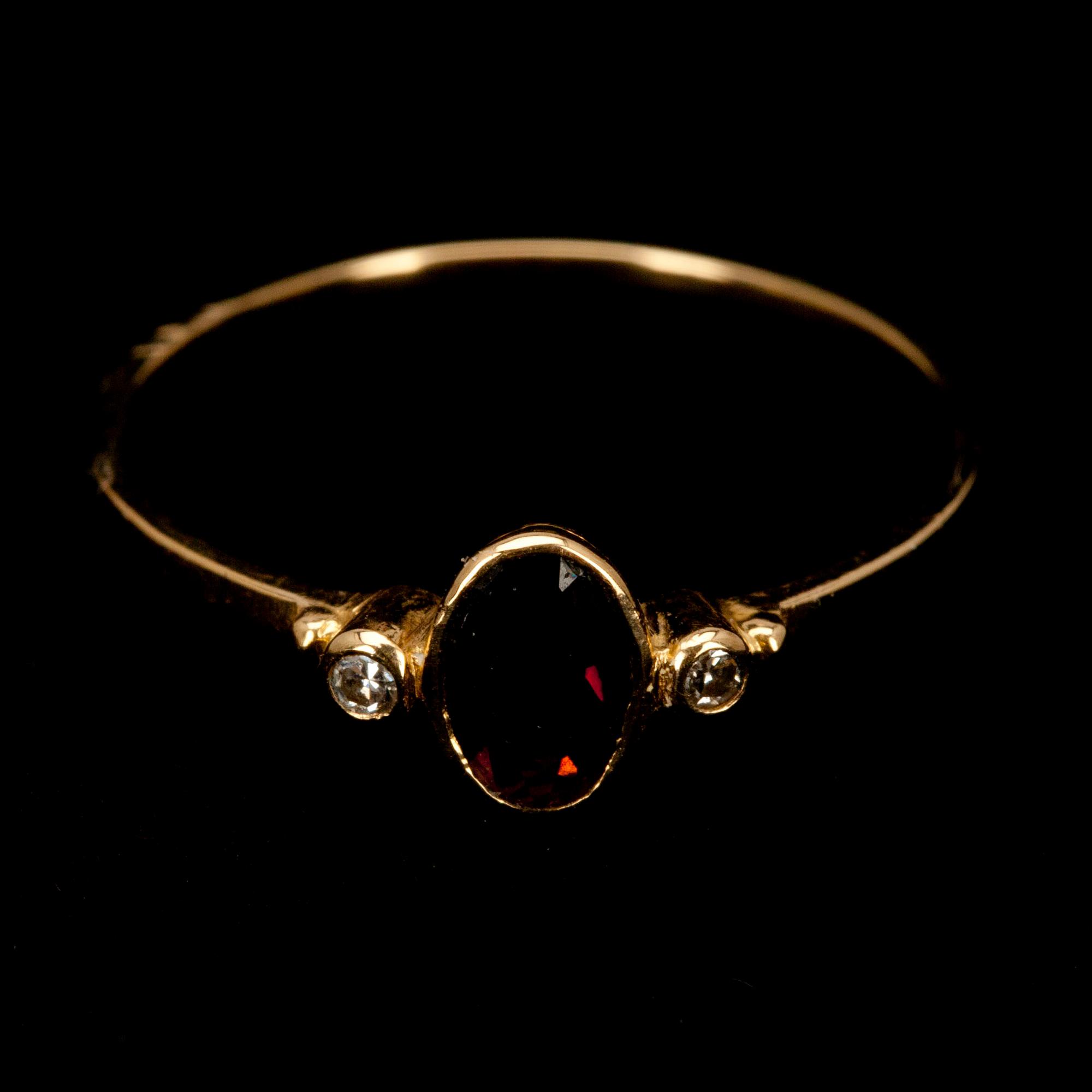 RING, guld 14K, granat, 2 st, 8/8-kantslipade diamanter. Vikt 1,2 g.