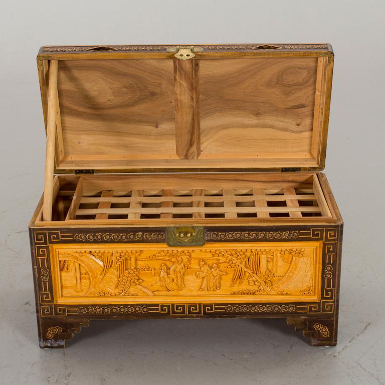 KAMFERKISTA, 1900-tal.