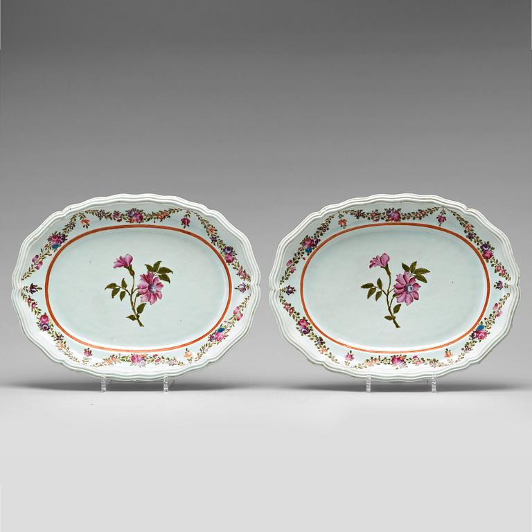 A pair of famille rose dishes, Qing dynasty, Qianlong (1736-95).