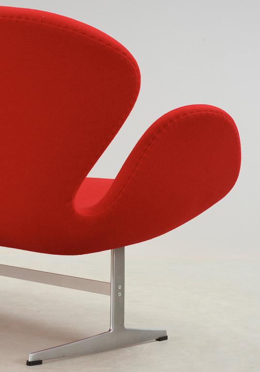 An Arne Jacobsen 'Swan' sofa, Fritz Hansen, Denmark 2000.
