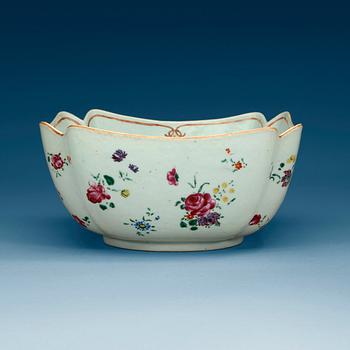 1578. A famille rose bowl, Qing dynasty, Qianlong (1736-95).