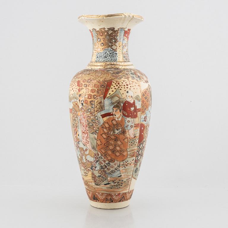 A Satsuma-ware vase, Japan,beginning of the 20th century.