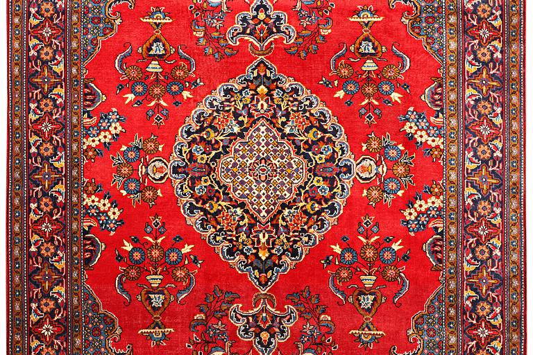 A Persian carpet, ca 326 x 214 cm.