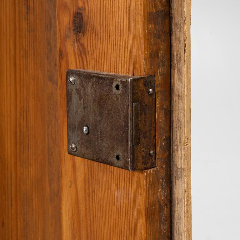 Skåp, gustavianskt, omkring år 1800.
