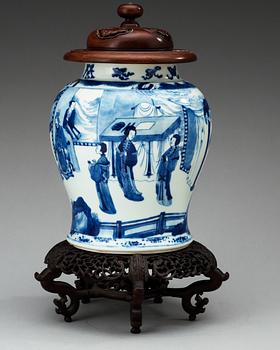 A blue and white jar, Qing dynasty, Kangxi (1662-1722).