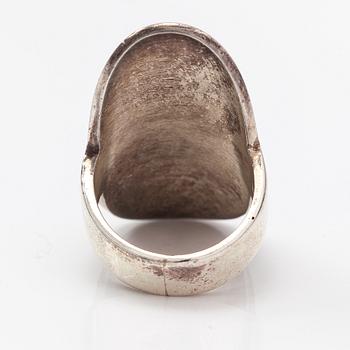 Pekka Piekäinen, Ring, sterlingsilver, emalj. Auran Kultaseppä, Åbo 1974.