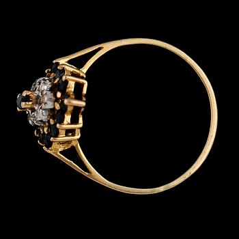 RING, 18K guld med diamanter och safirer. Total vikt ca 2,7 g.