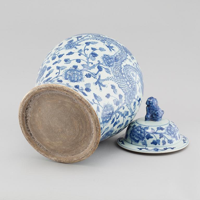 A Chinese porcelain urn from around year 1900.