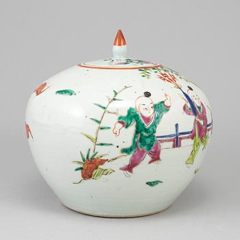 A famille rose jar with cover, Qing dynasty, late 19th/early 20th century.