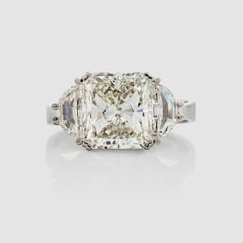 1153. A radiant-and fancy-cut diamond ring. Total carat weight circa 6.02 cts.