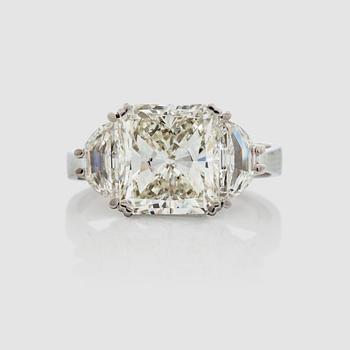 1153. Ring med radiantsipad diamant, 5.02 cts, 1.00 ct sidostenar.