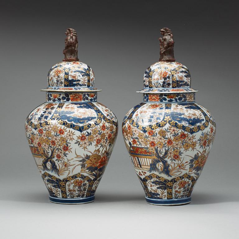 A pair of  imari vases with covers, Samson, 1800-tal.