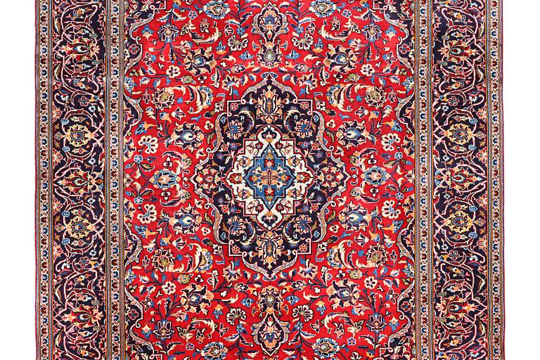 A Kashan carpet, c. 307 x 208 cm.