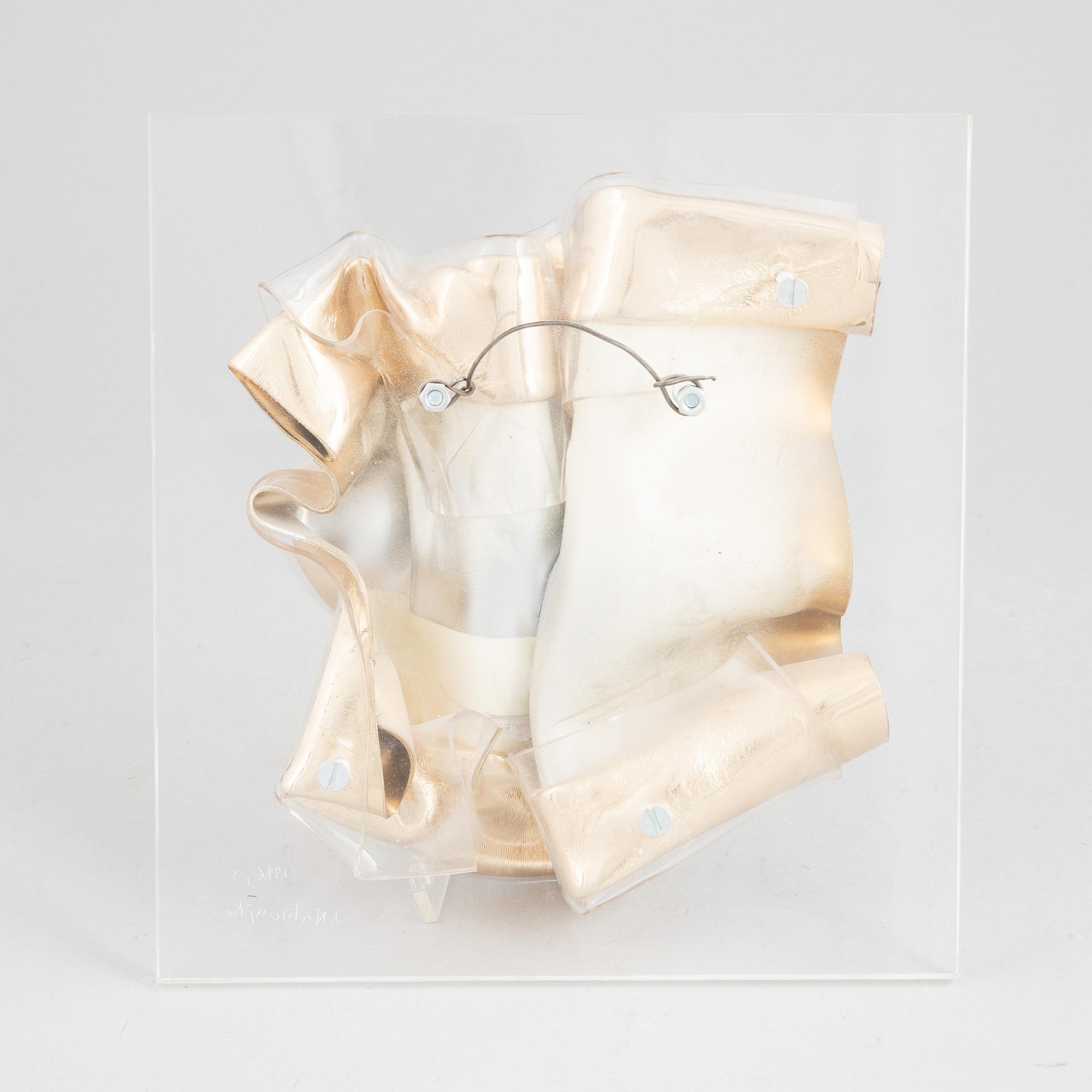 Jan Naliwajko, väggskulptur, plexiglas, signerad och daterad 1996.