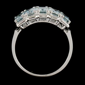 RING, 18K vitguld med 5 fasettslipade akvamariner 2.00 ct enligt gravyr. Vikt 5,7 gram.