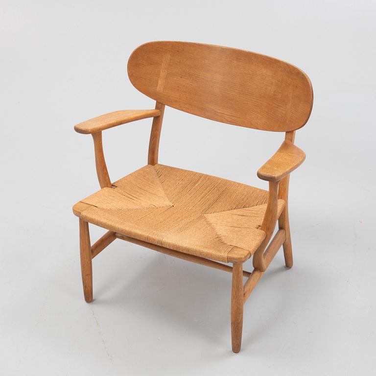 Hans J. Wegner, fåtölj, modell CH 22, Carl Hansen & Son, Odense, Danmark, 1900-talets mitt.