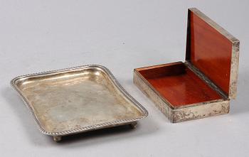 CIGARETTSKRIN samt BRICKA, silver, bla Birmingham 1925 även stämplad Asprey, London.