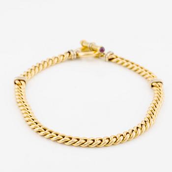 18K gold necklace.