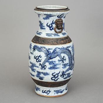 VAS, porslin, Kina, omkring år 1900.
