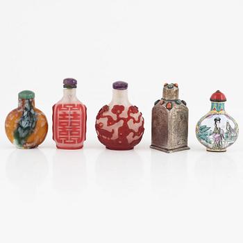 Snusflaskor, fem stycken, glas, emalj och metall. Kina, 1900-tal.