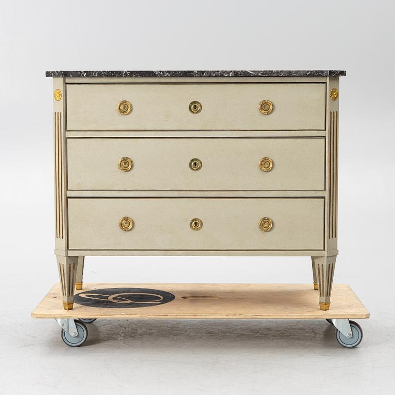 Chest of drawers, Gustavian style, first half of the 20th century.