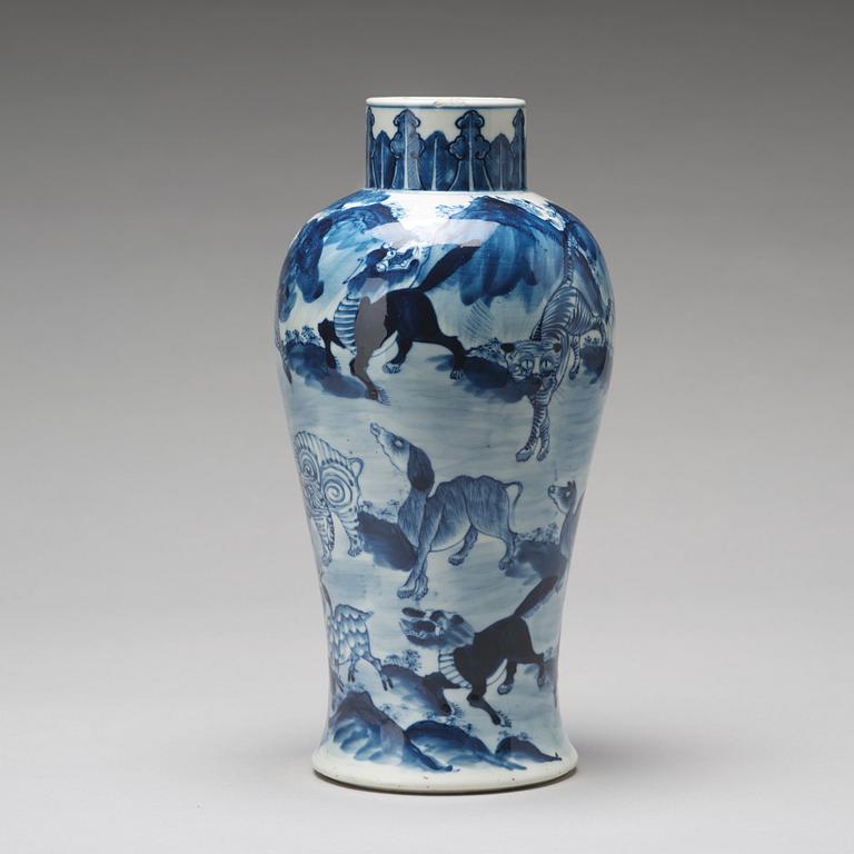 A blue and white vase, Qing dynasty, 19th Century.