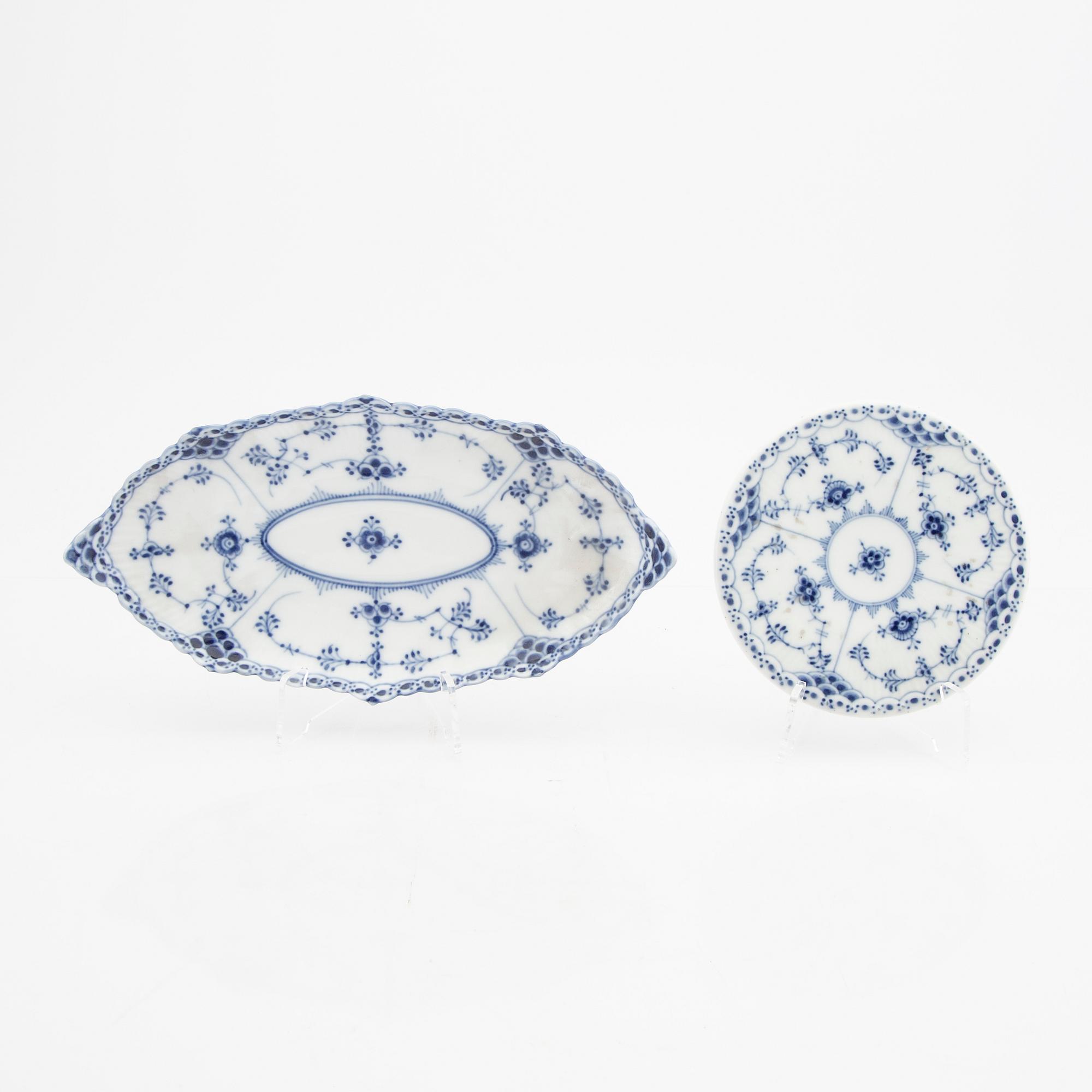 Service 52 dlr "Musselmalet" riflet, half and full lace Royal Copenhagen Denmark porcelain.