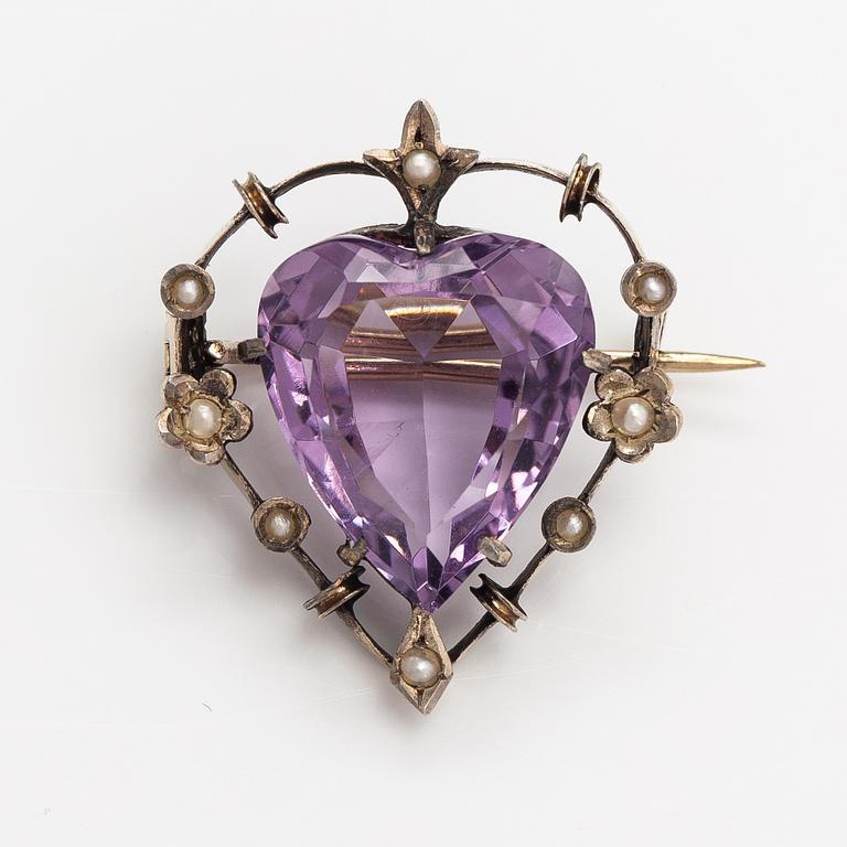 A necklace, bracelet and two brooches in gilded silver and with amethysts and pearls.