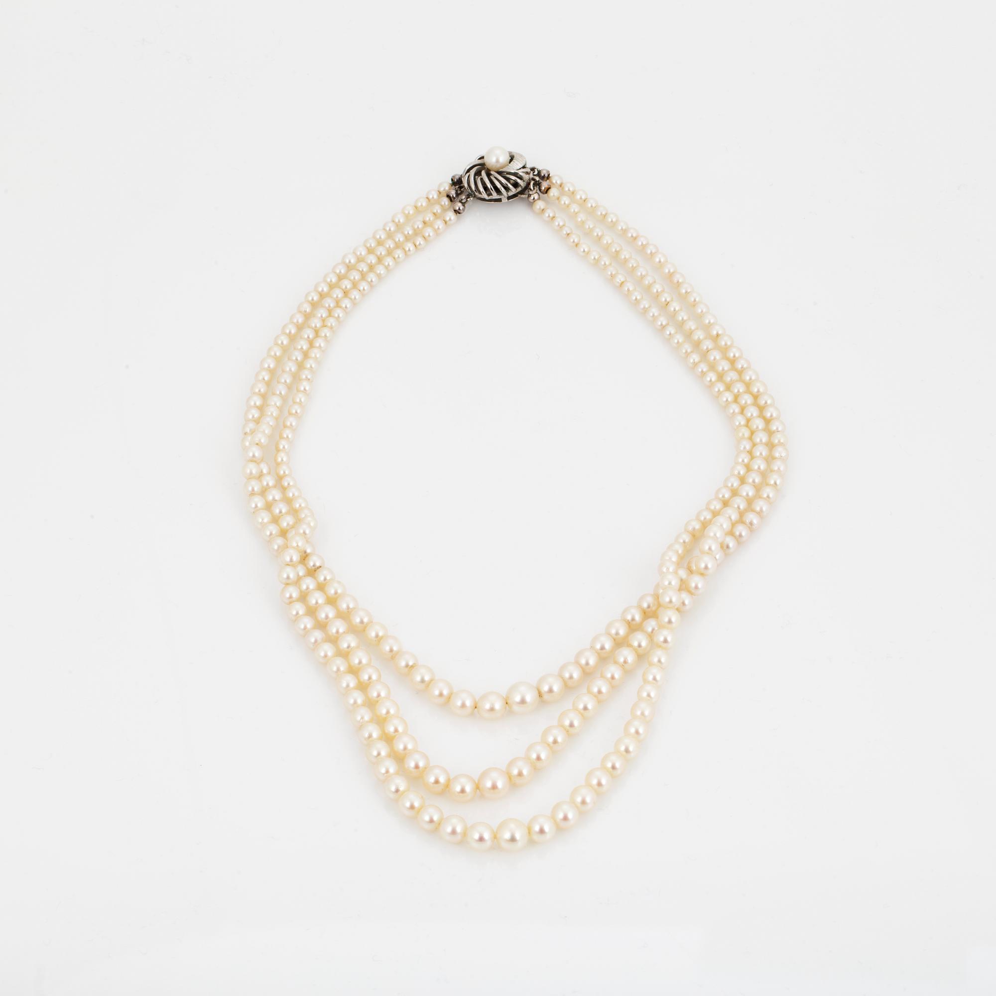 PÄRLCOLLIER, treradigt, med odlade Akoyapärlor, lås i silver med pärla.